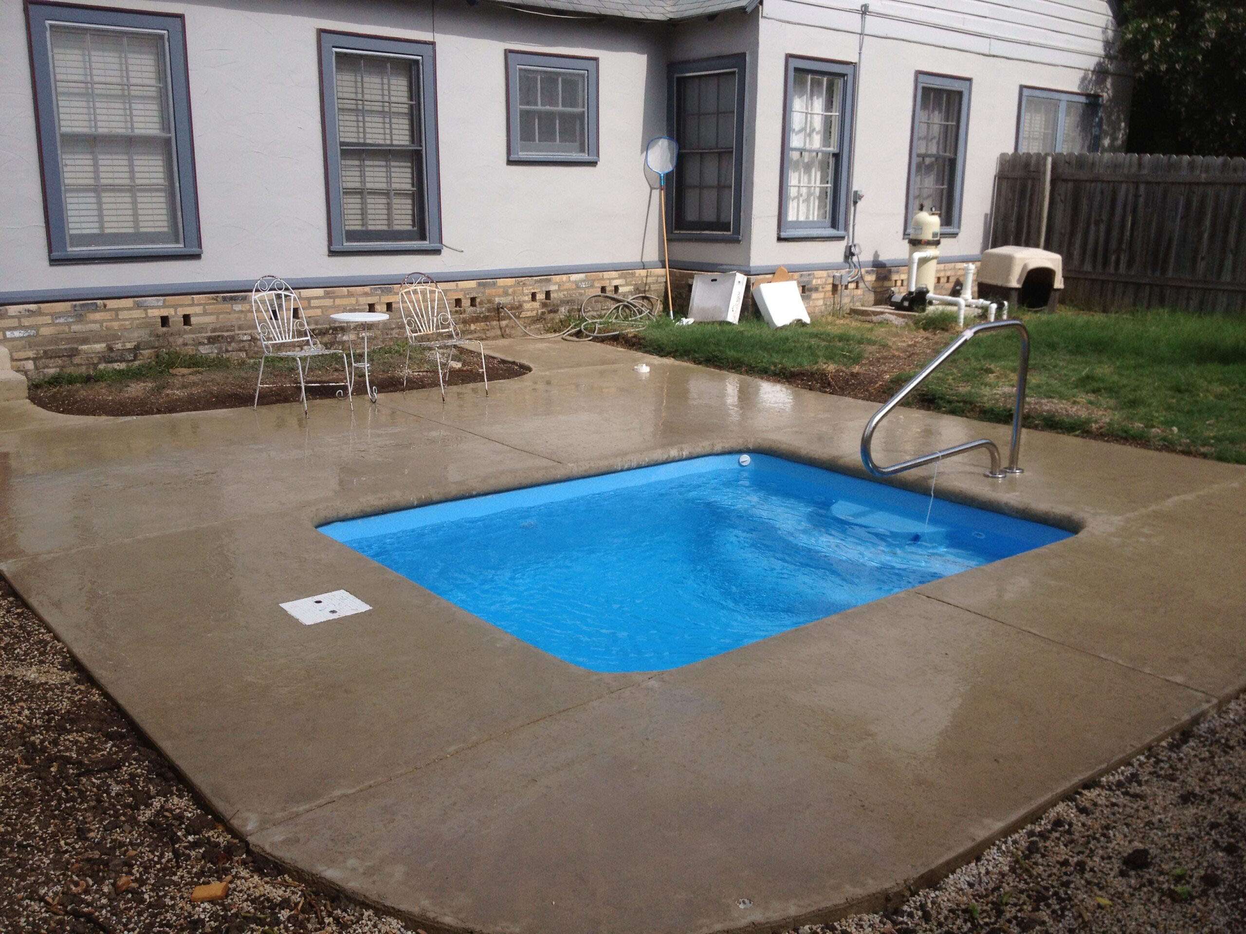 The Dallas fiberglass in-ground pool spa measures 10’5” x 8’5”